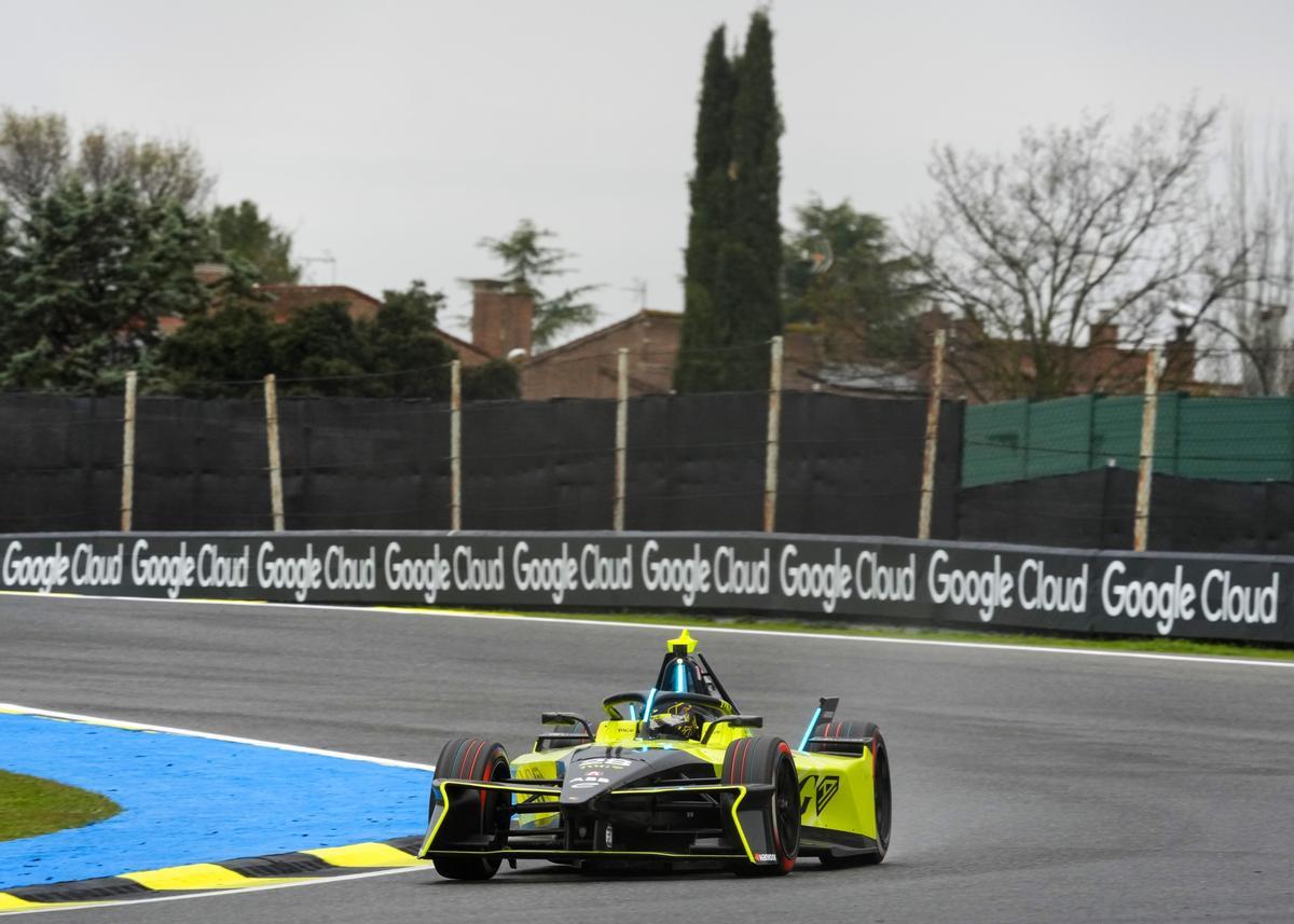 Felipe Drugovich rodando en el Circuito del Jarama