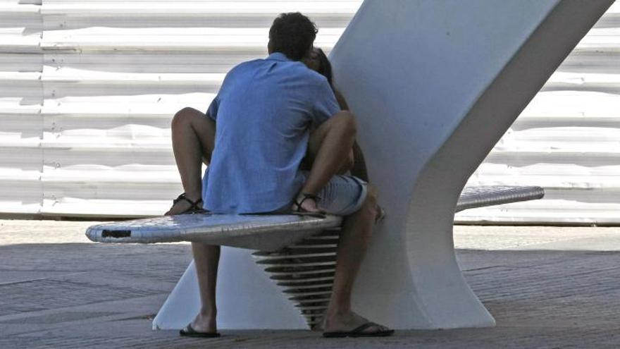 Una pareja disfrutando juntos del verano