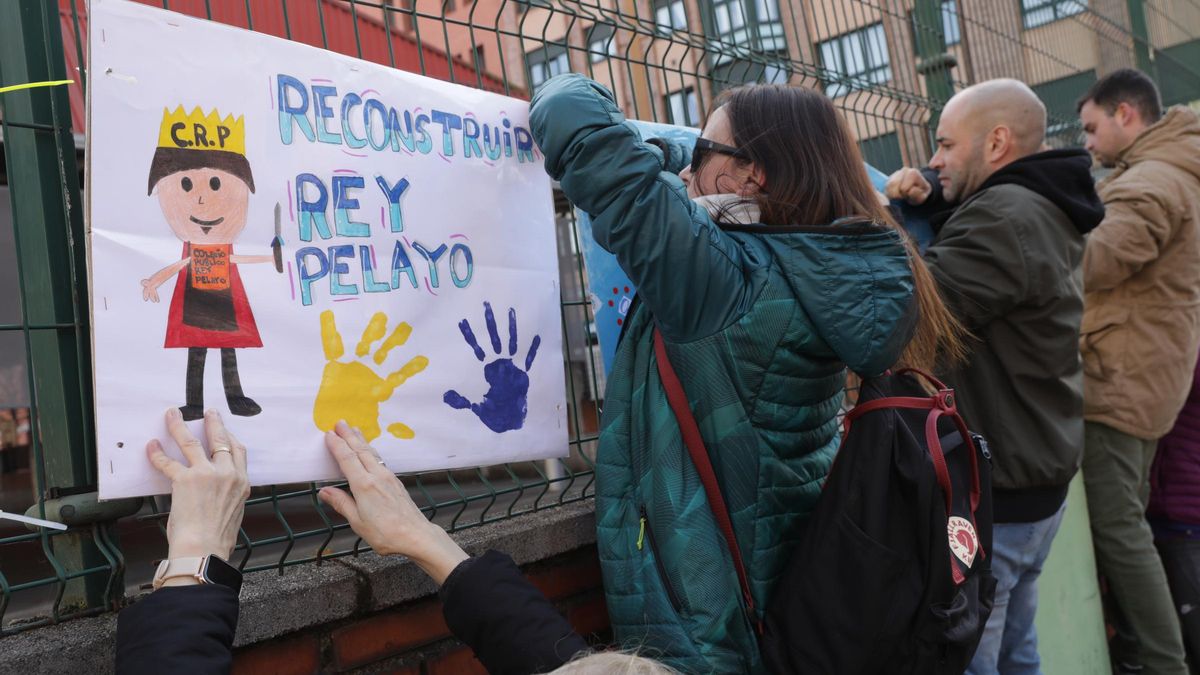 Colocación de carteles de ánimo en el colegio Rey Pelayo.