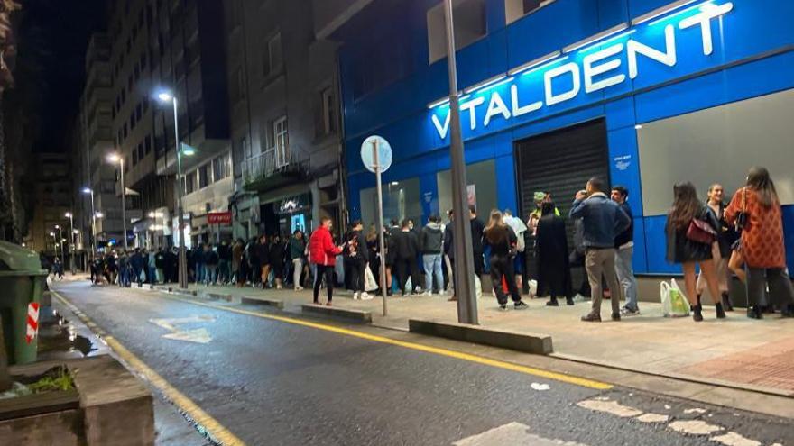 Jóvenes en la calle Sagasta en la madrugada del pasado domingo al lunes, festivo.   // FDV