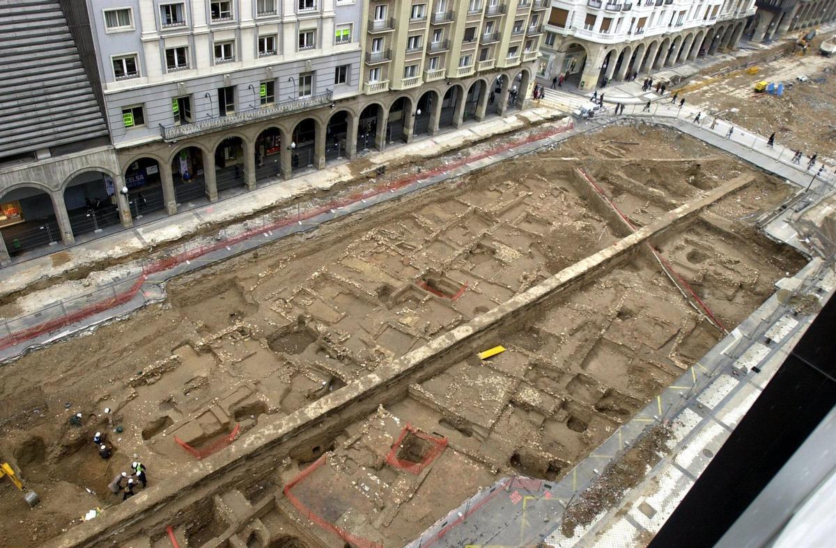 Restos islámicos en el Paseo de la Independencia en 2002