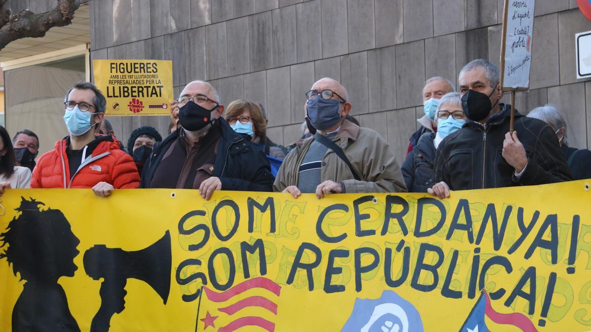 Pla mitjà d&#039;alguns dels concentrats davant dels jutjats de Figueres per les citacions del tall del Tsunami Democràtic