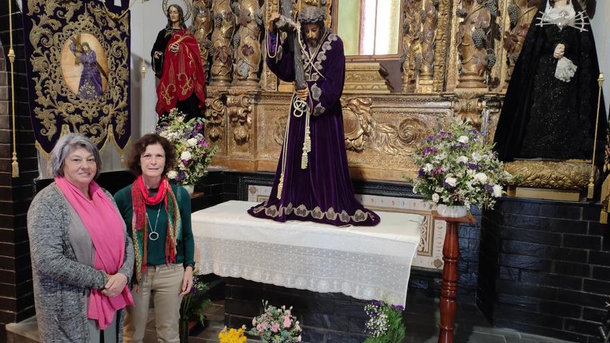 El trabajo invisible de las camareras que visten las tallas religiosas para las procesiones de la Semana Santa de Luarca
