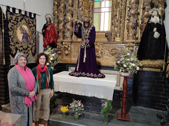 La delicada labor de las camareras de la Semana Santa de Luarca