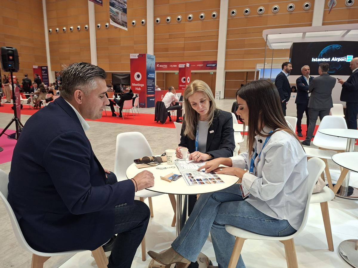 El aeropuerto participa estos días en la feria Routes Europe.