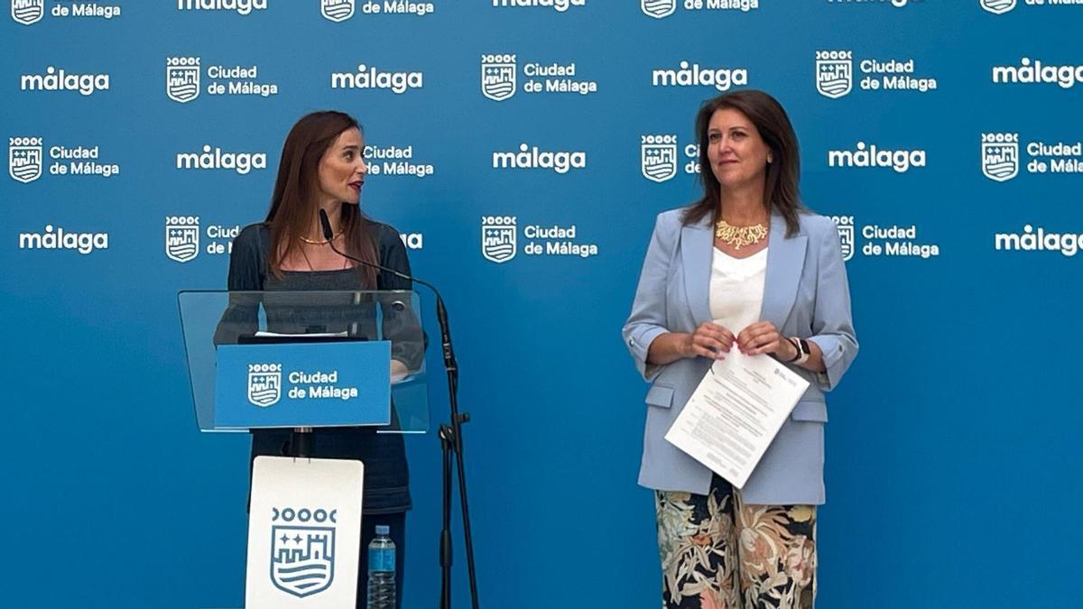 Elisa Pérez de Siles junto a Carmen Casero esta mañana en el Ayuntamiento