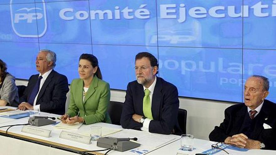El líder del PP, Mariano Rajoy, ayer antes del comité ejecutivo acompañado por Soraya Sáenz de Santamaría, Javier Arenas, María Dolores de Cospedal y Manuel Fraga.