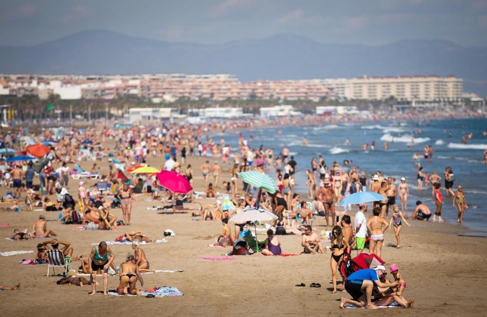 Ambiente festivo en la Marina y las playas por el Día del Pilar