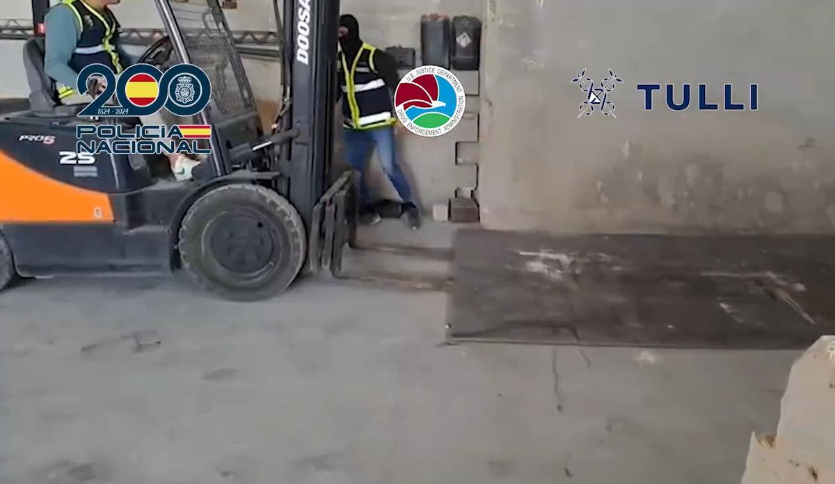 Una plancha de hierro y una piedra de grandes dimensiones tapaba el acceso al búnker.