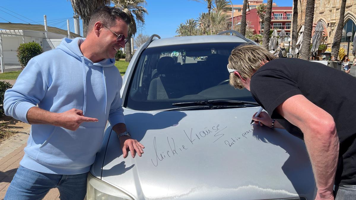 Mickie Krause hat seinen Opel Zafira an Mallorca-Fan Sascha Kosciankowsky verkauft. Das Autogramm gibt es dazu.