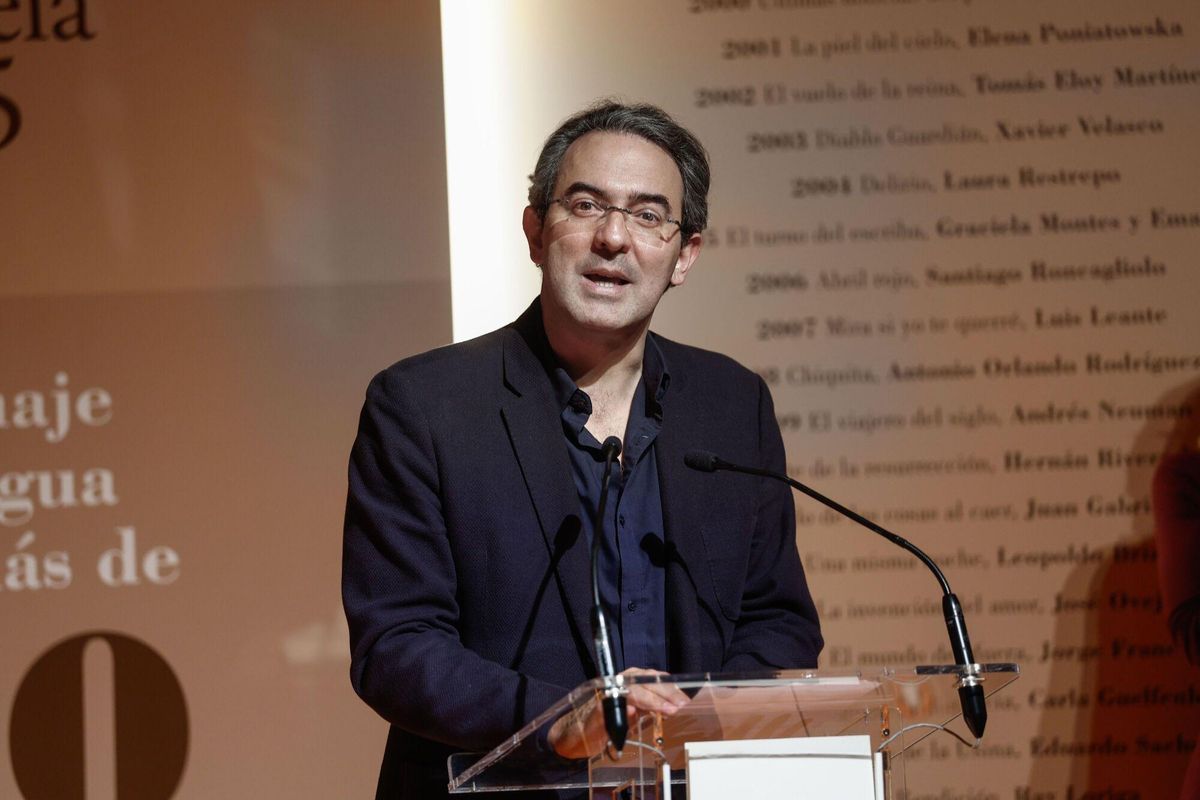 El escritor colombiano Juan Gabriel Vásquez interviene en el acto en el que un jurado que él preside falla la XXVIII edición del Premio Alfaguara de Novela, uno de los más importantes para una obra inédita en español, este jueves en el Círculo de Bellas Artes, en Madrid.