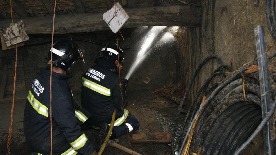 El fuego arrasa cien metros cuadrados de una casa labriega