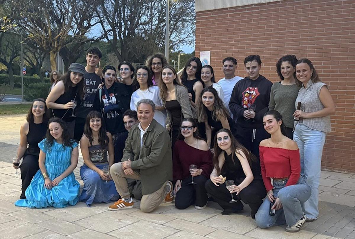 El equipo de la obra, con Francesc Sanguino, al frente, y la vicerrectora Catalina Iliescu, detrás