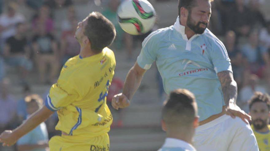 Un jugador del Celta B pugna por alto con su rival de la Arandina. // José Lores