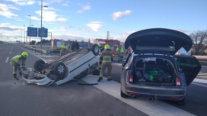 Un herido y un coche volcado en un choque múltiple en Zaragoza