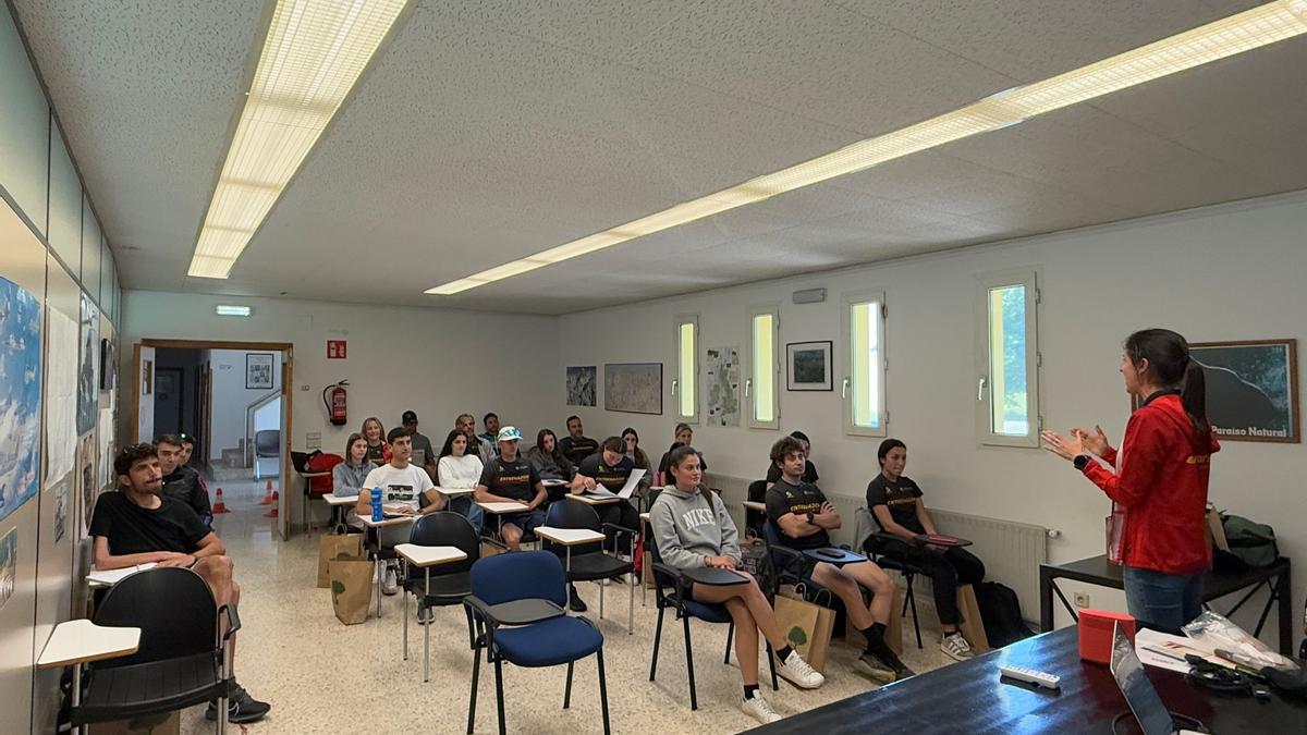 Patrícia Díaz impartiendo una de las clases presenciales del Curso Nacional de Entrenador de Triatlón Nivel 1 de la Escuela de Entrenadores de la Federación Española de Triatlón en La Morgal