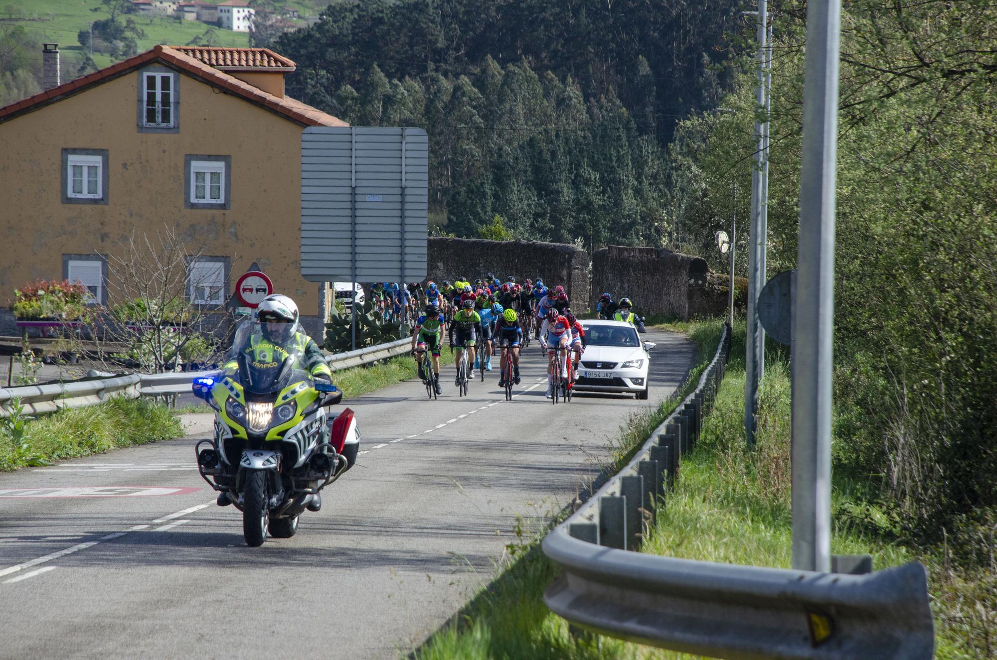 Tragedia en una carrera ciclista en Pravia: un hombre irrumpe con un coche robado y mata a un guardia civil tras arrollarlo