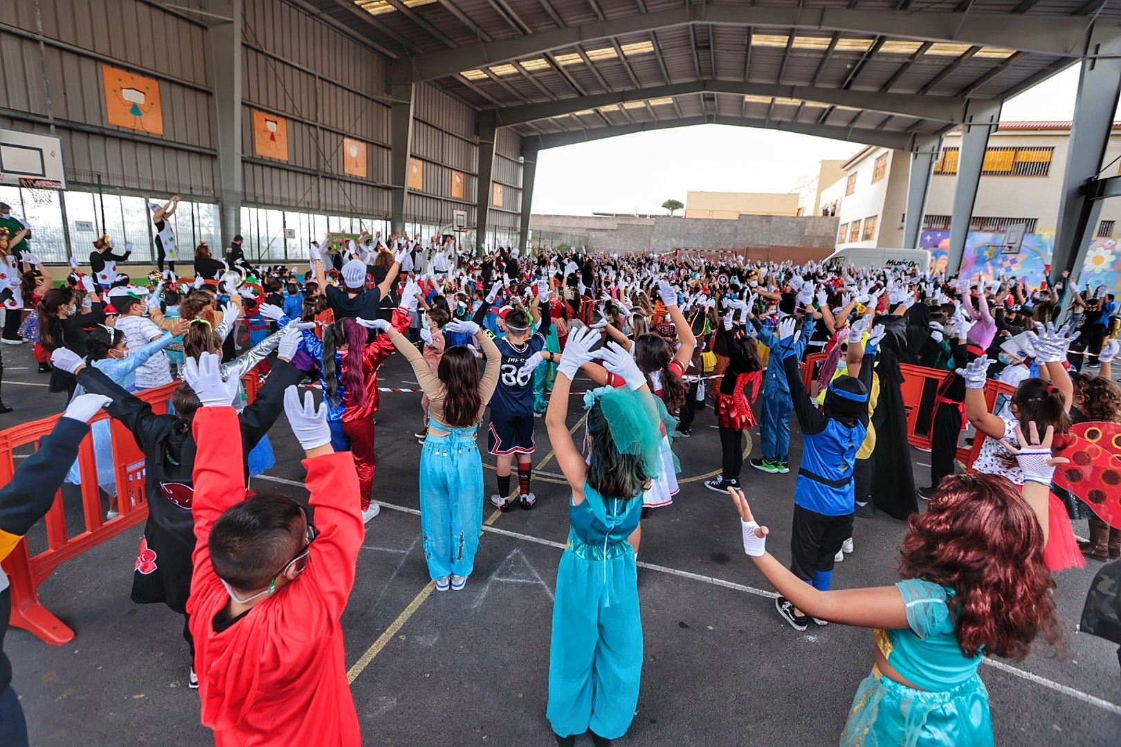 Diablos Locos celebra el Viernes de Carnaval con los alumnos del Príncipe Felipe de Candelaria