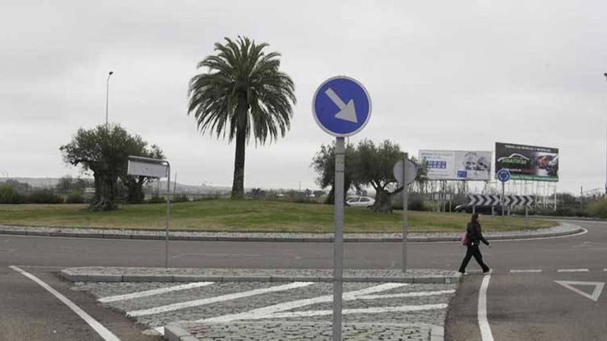 El Ayuntamiento de Badajoz confía en no tener que mover una rotonda de la avenida de Elvas