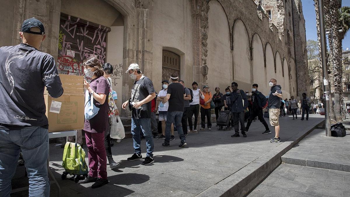 Cola para recoger comida en el Comedor Social Reina de la Paz de las Misioneras de la Caridad, en el Raval, el 8 de mayo