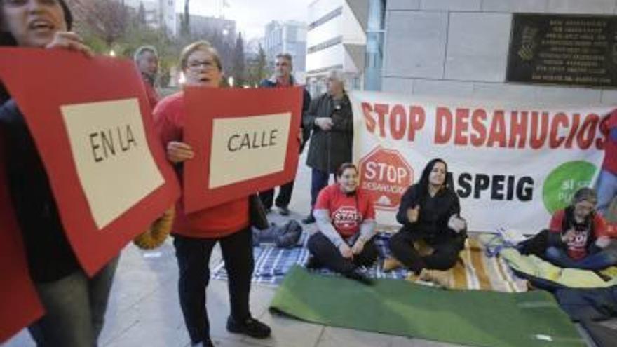 Protesta de la plataforma Stop Desahucios en San Vicente.