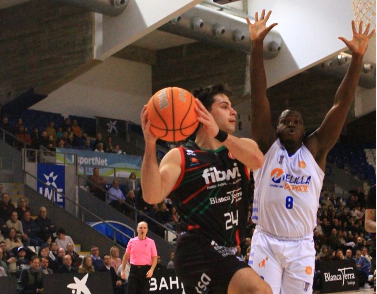 Capalbo penetra a canasta durante el encuentro.