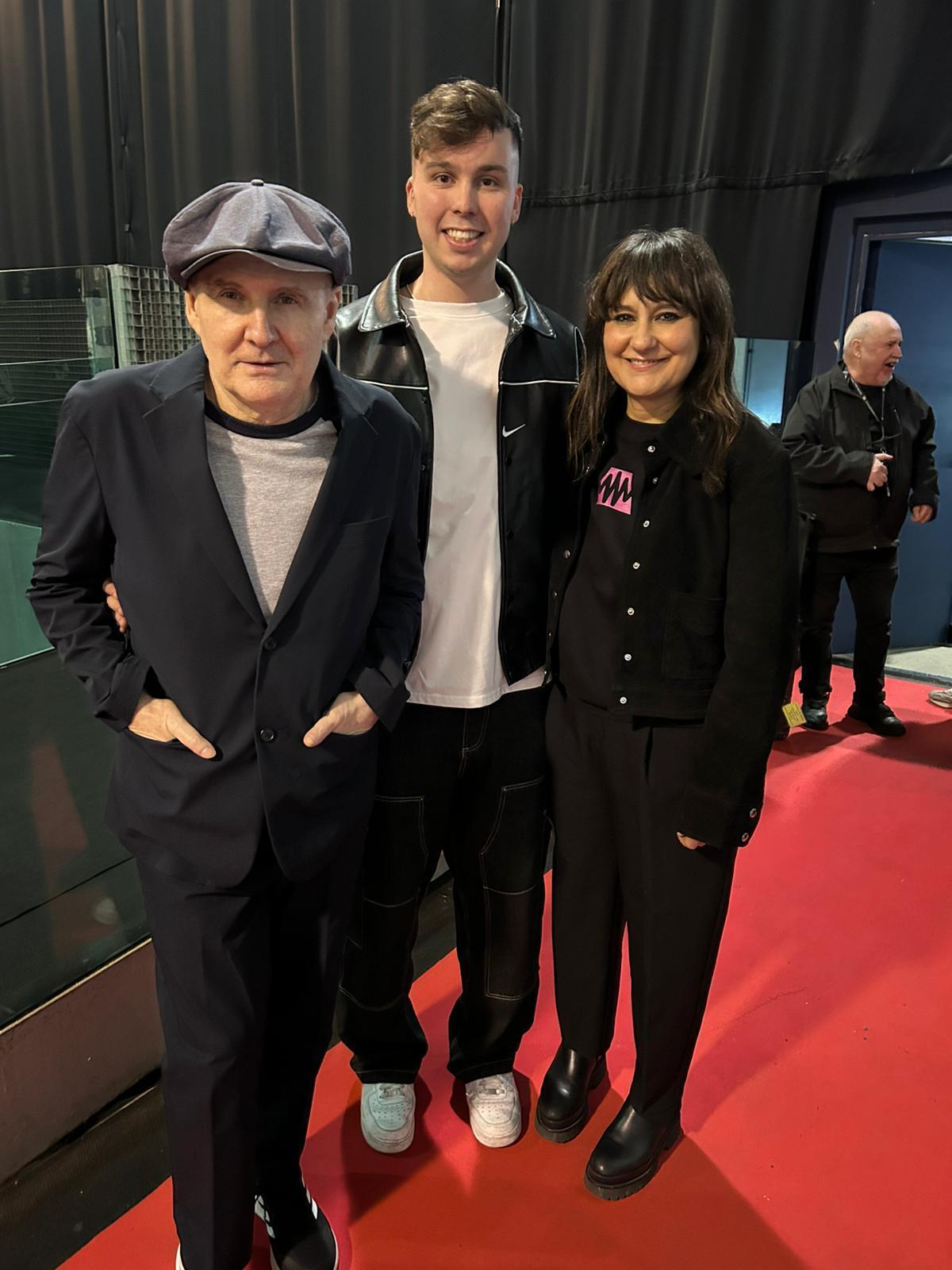 El dúo Amaral con el periodista Noé Menéndez.