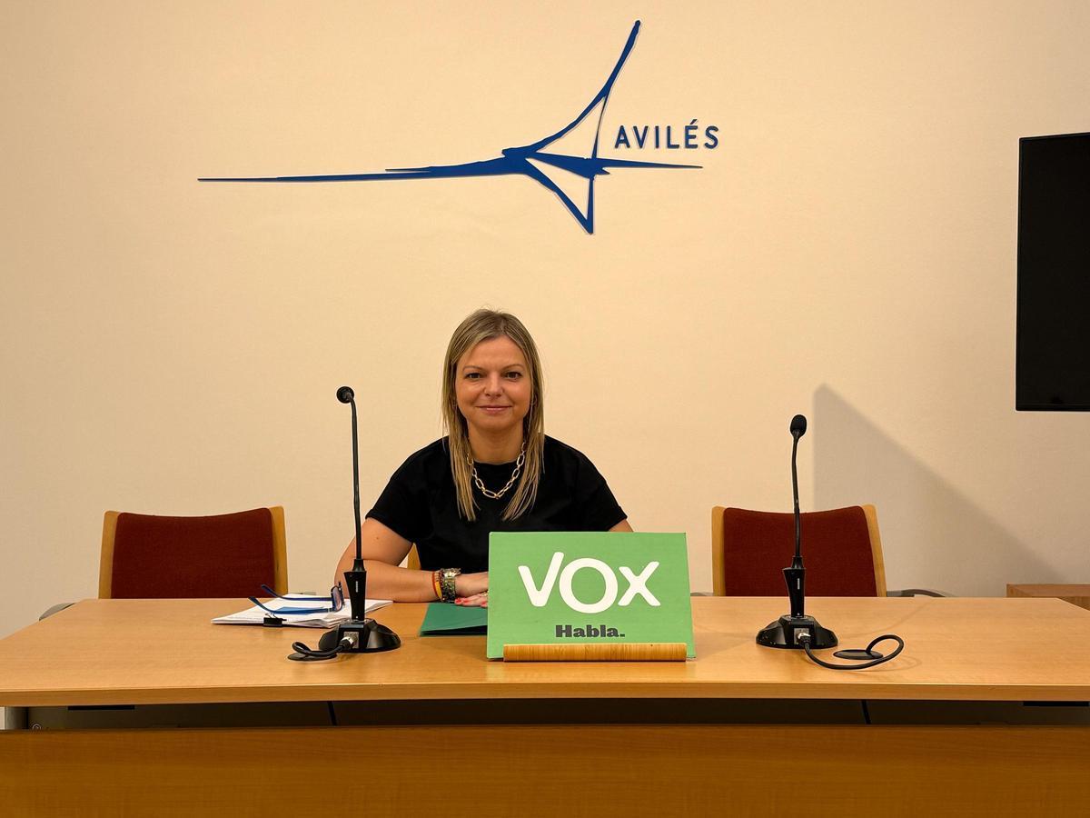 Arancha Martínez Riola, portavoz del partido municipal, en la rueda de prensa en el Ayuntaiento de Avilés