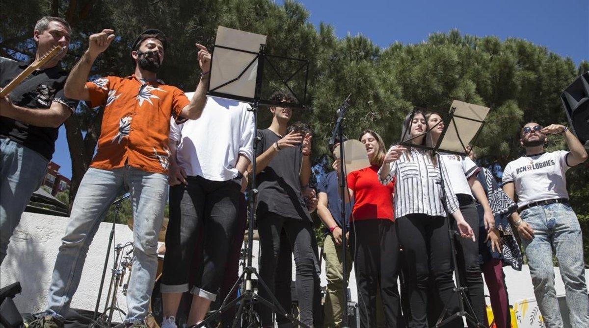 Presentación de la canción escrita por los jóvenes, este domingo.