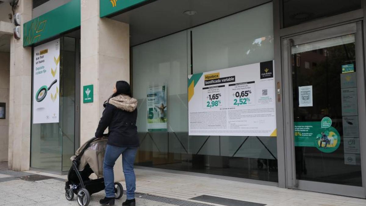 Un anuncio publicitario de hipotecas en una sucursal de la Caja Rural de Aragón en Zaragoza.