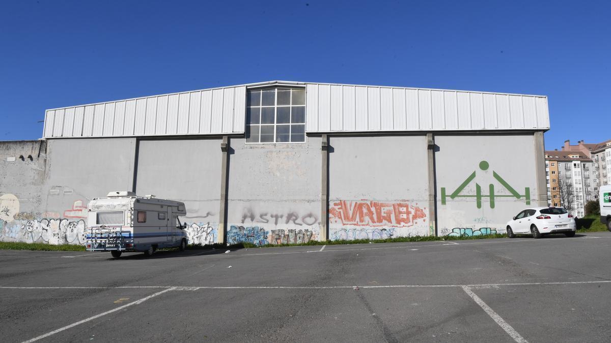 Exterior del polideportivo de A Sardiñeira.