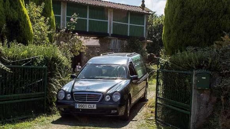 El coche fúnebre, en la casa de Melide.