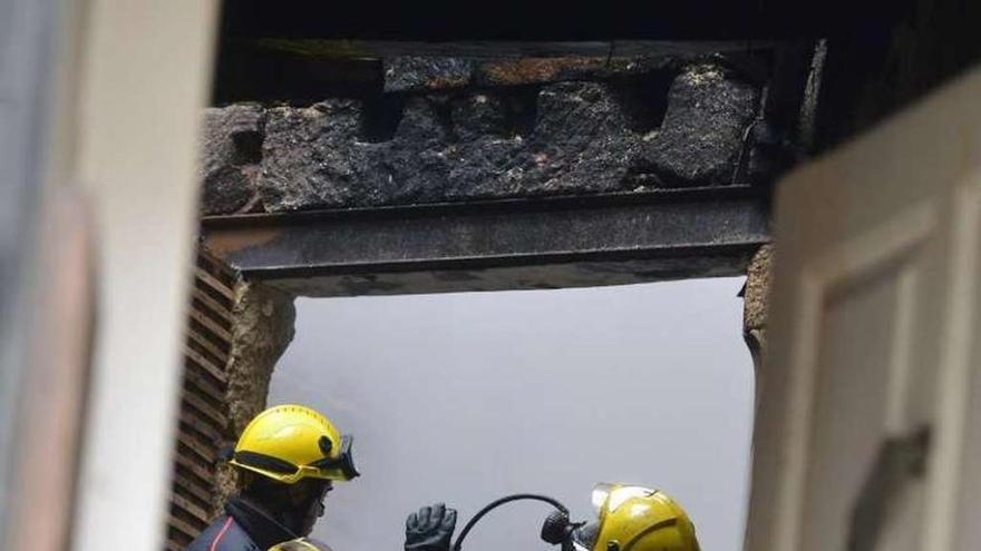 Bomberos dentro del edificio en la zona de Michelena. // G. Santos