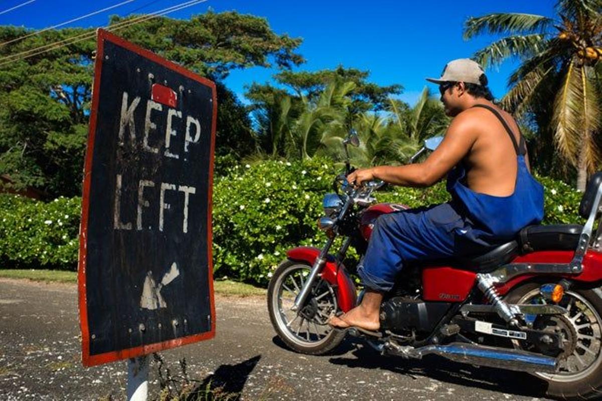 Habitante de Atiu en moto. Esta pequeña isla se puede recorrer fácilmente caminando aunque son muchos los que prefieren alquilar una moto o una bici.