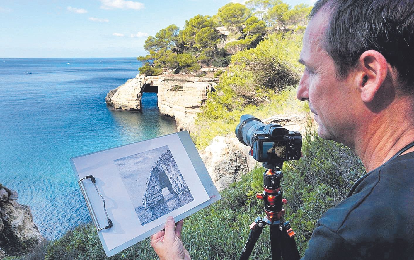 Lluc Julià, fotografiando el Pont de n’Ali, en la costa sur de Menorca.