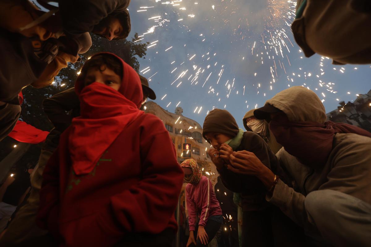 Los diables incendian el Passeig de Gràcia durante el correfoc de la Mercè.