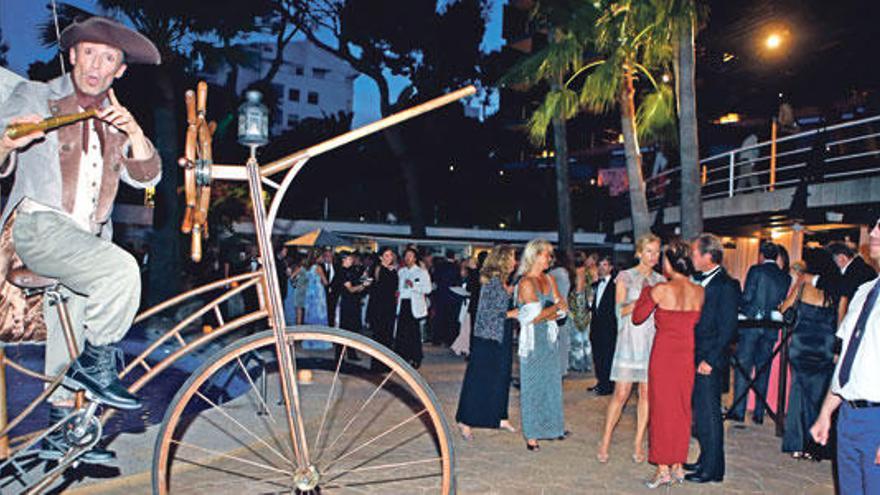 Los números diseñados por Joan Gràcia de El Tricicle, y que podrán verse en Port Adriano, brillaron en la noche.