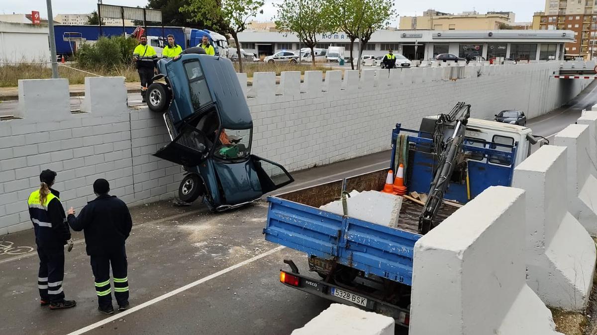 Un todoterreno cae en picado por un puente en Castellón