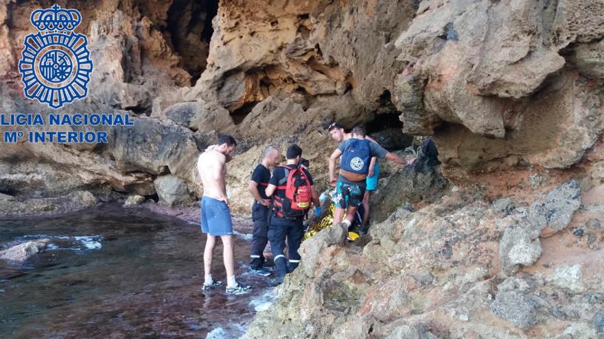 Un policía fuera de servicio rescata a un joven que se cayó a una cala de Dénia