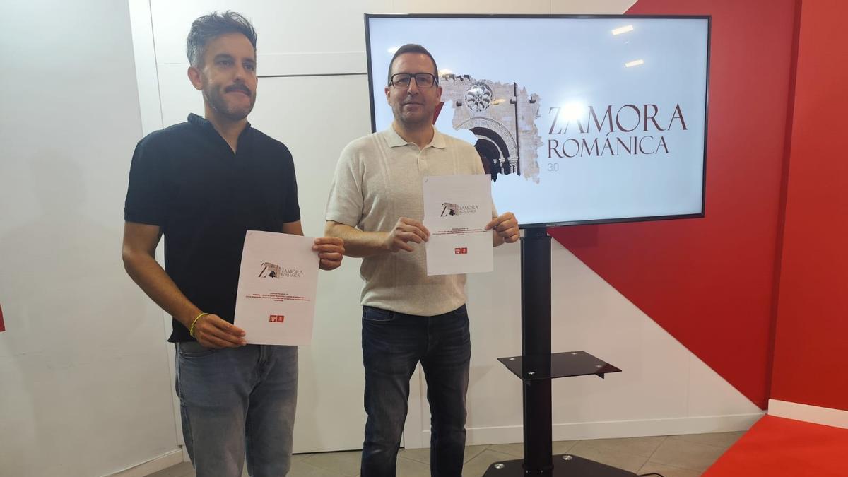 Los procuradores socialistas Javier García e Iñaki Gómez muestran el documento de la propuesta de programa "Zamora Románica 3.0".