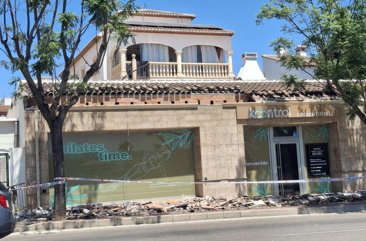 El tramo de tejado más próximo al voladizo se ha derrumbado