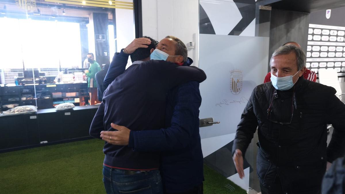 Óscar Cano y Dupi se abrazan tras una comparecencia del club