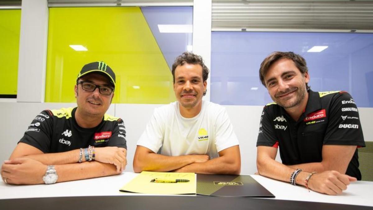 Franco Morbidelli, junto a responsables del equipo de Valentino Rossi