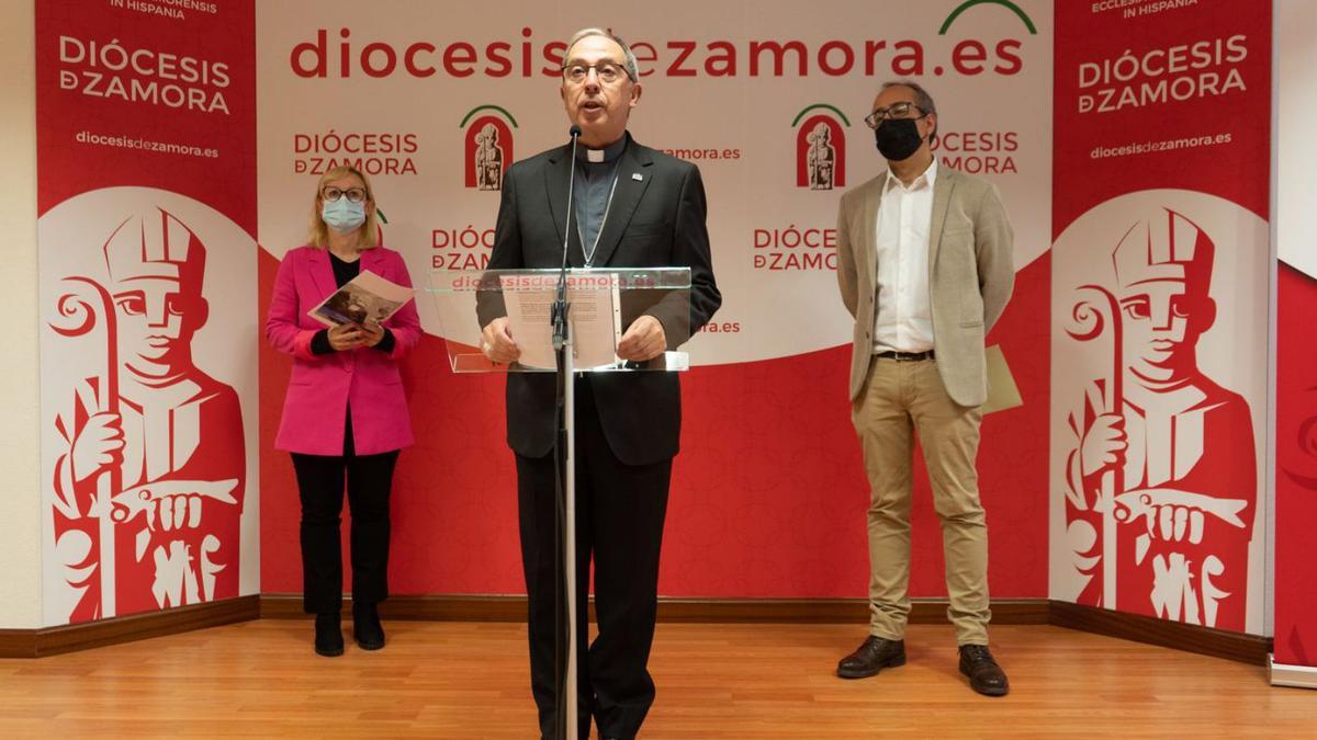 Valera, en su comparecencia arropado por María Jesús Sánchez y Juan Carlos López.