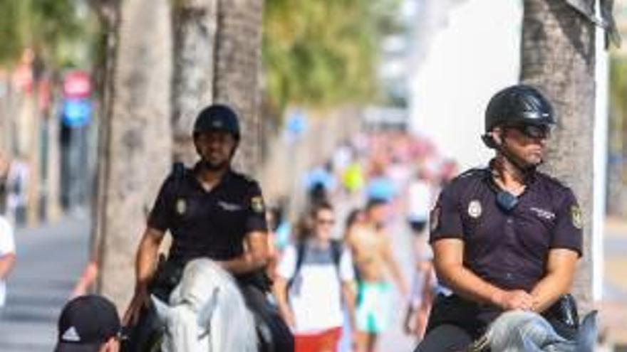 Dos de los agentes patrullando por el paseo de Levante.