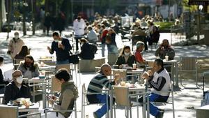   Ambiente de terrazas y bares en Madrid este mediodía, en la imagen la Plaza de Santa Barbara.