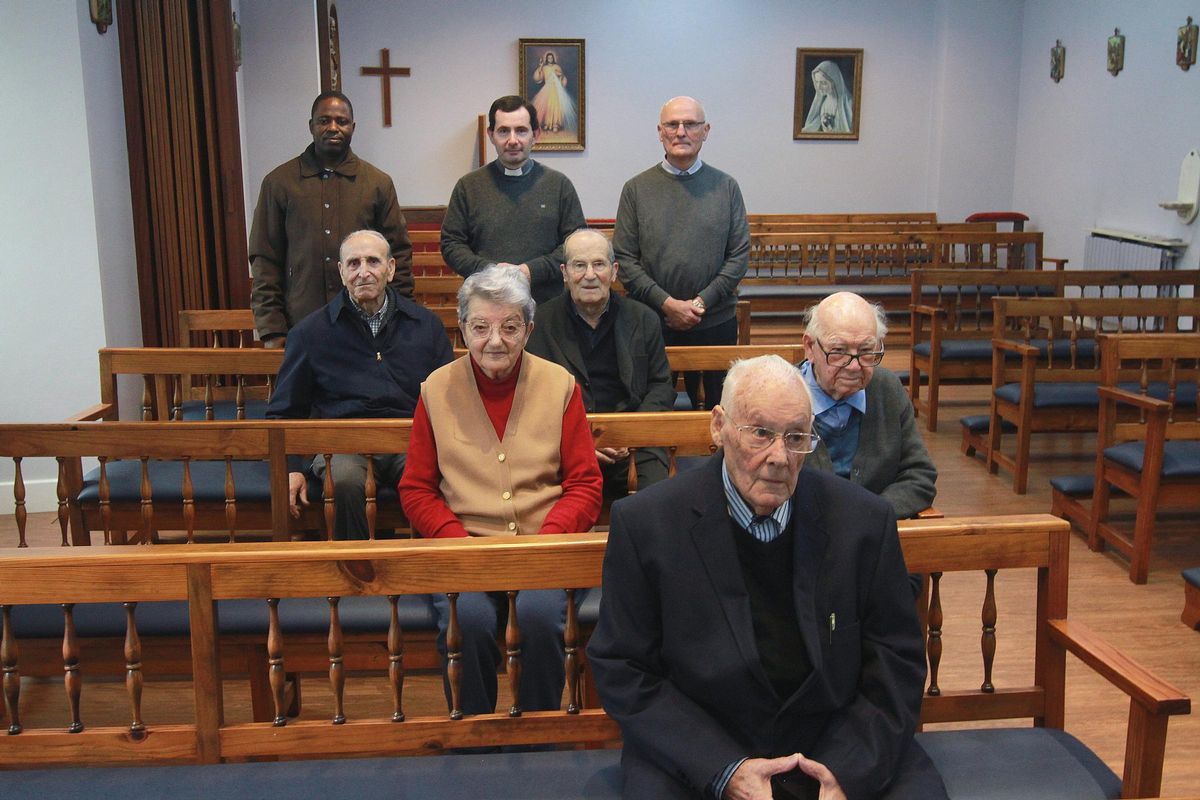 Un grupo de residentes de la casa sacerdotal de Ourense, en la capilla del edificio.
