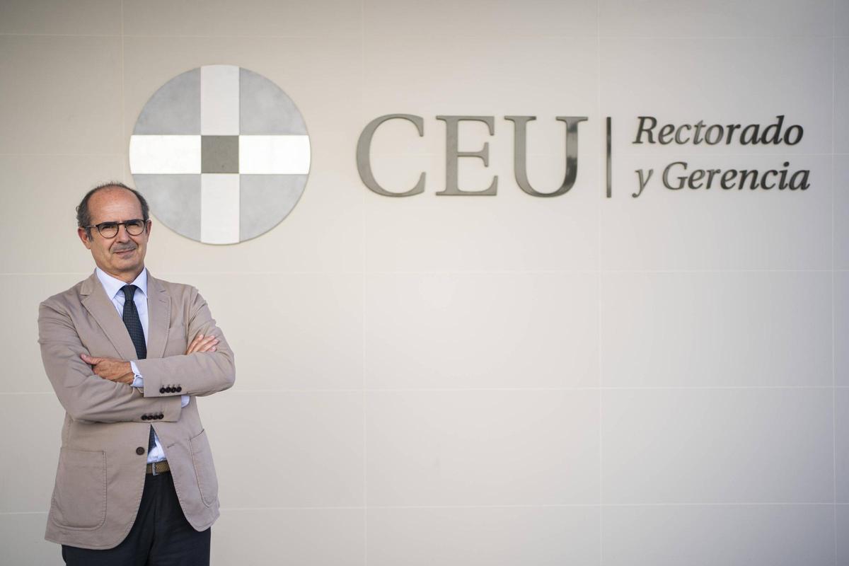 El rector Higinio Marín, en el edificio del Rectorado del Campus de Alfara del Patriarca.