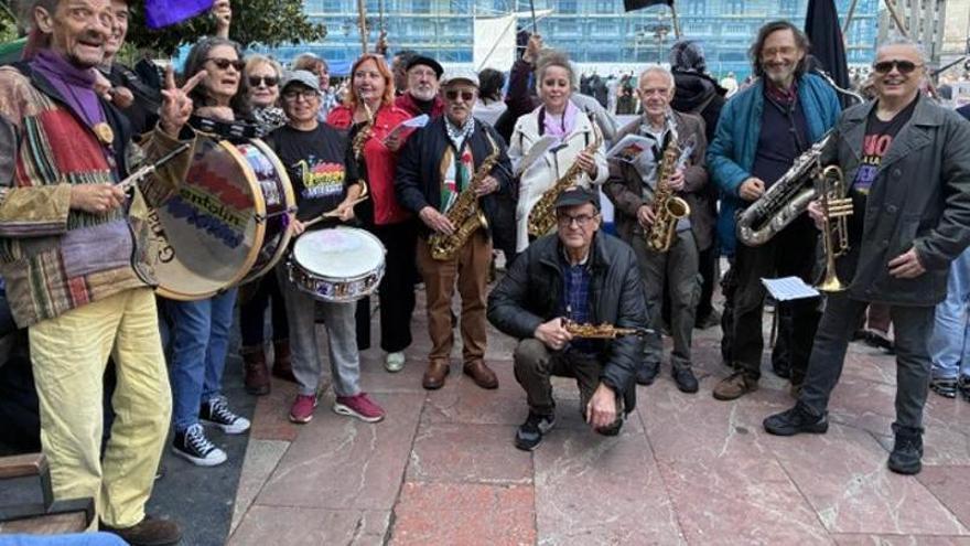 Oviedo se despierta en medio de una tarde de cuento: el gentío tomó la calle y la revivió, unos curioseando y haciendo suya la celebración y otros ondeando su reivindicación