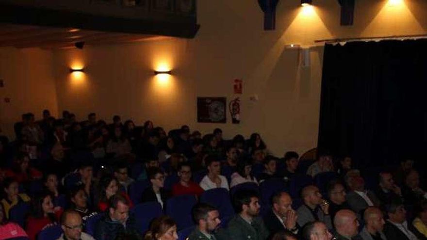 Asistentes al acto de presentación, ayer, en Vegadeo.